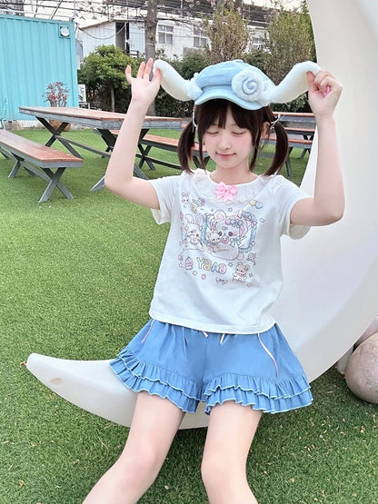 ホワイトのフリルネックラインの愛らしいウサギのプリントTシャツ