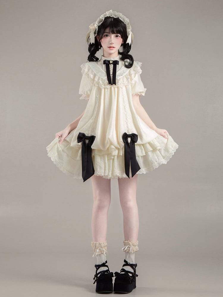 Beiges Lolita-Kleid mit kurzen, weiten Ärmeln und Kordelzug und Rosettendetails