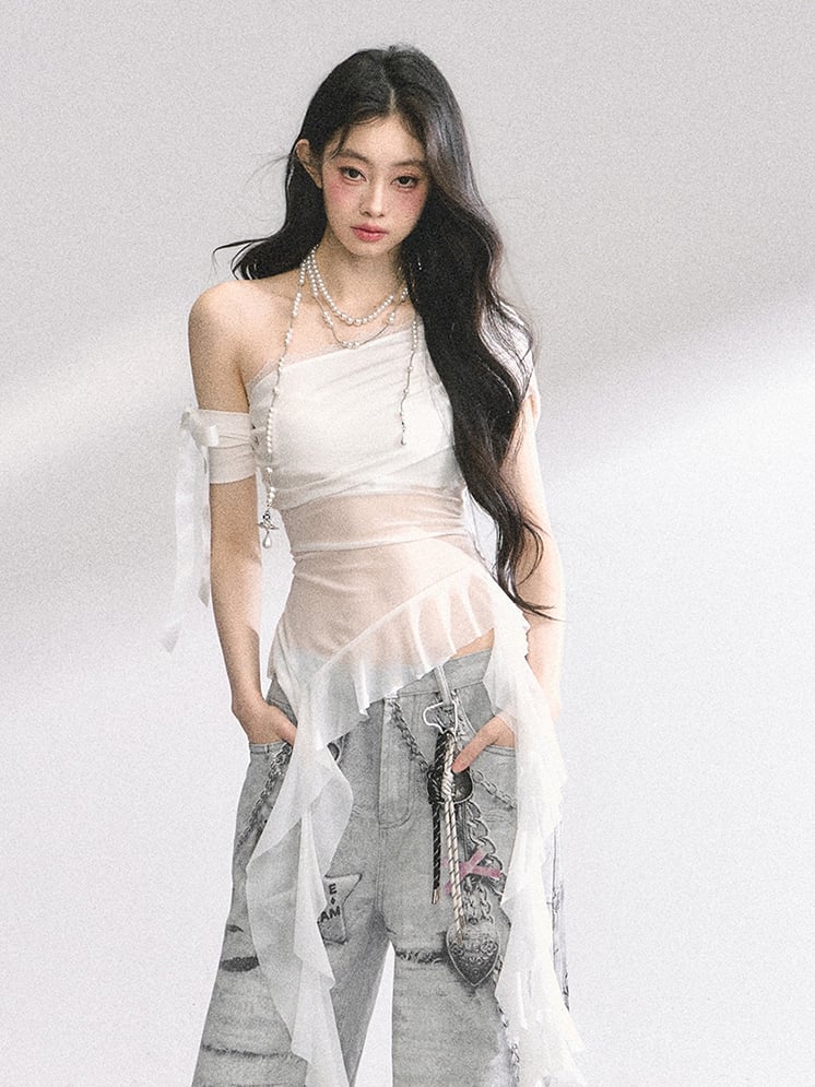 ブルー/ブラックのカスケーディングフリルアクセントメッシュトップ、ホワイトのアシンメトリーネックライン