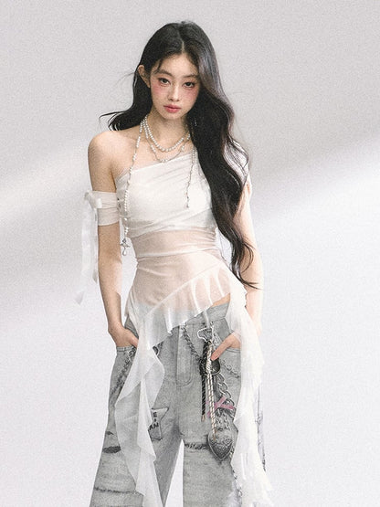 ブルー/ブラックのカスケーディングフリルアクセントメッシュトップ、ホワイトのアシンメトリーネックライン