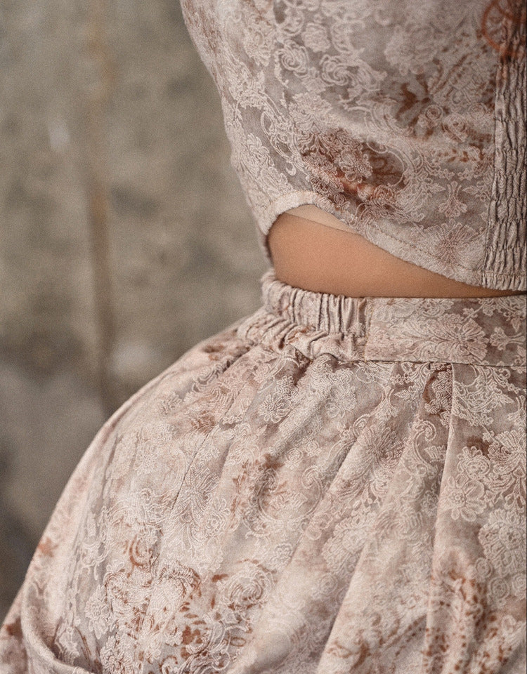 High-Low-Rock aus Jacquard mit Batikmuster und Rüschenbesatz