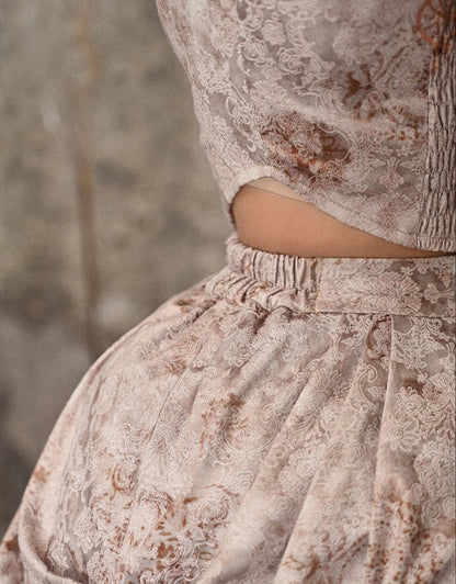 High-Low-Rock aus Jacquard mit Batikmuster und Rüschenbesatz