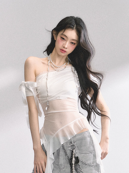 ブルー/ブラックのカスケーディングフリルアクセントメッシュトップ、ホワイトのアシンメトリーネックライン