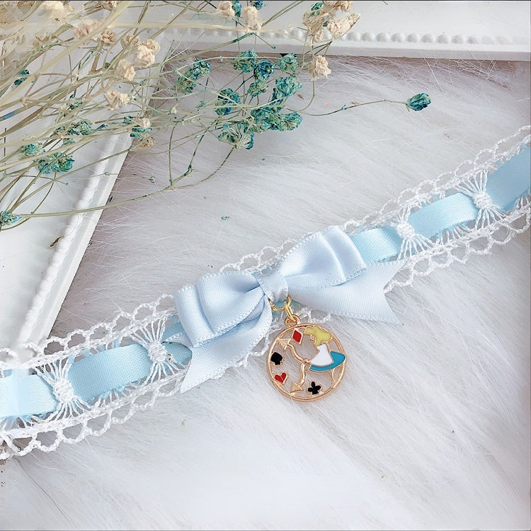 Spitzenhalsband in Blau/Rosa/Schwarz/Rot mit Alice Vibes Wonderland-Besatz