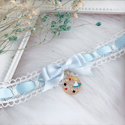 Spitzenhalsband in Blau/Rosa/Schwarz/Rot mit Alice Vibes Wonderland-Besatz