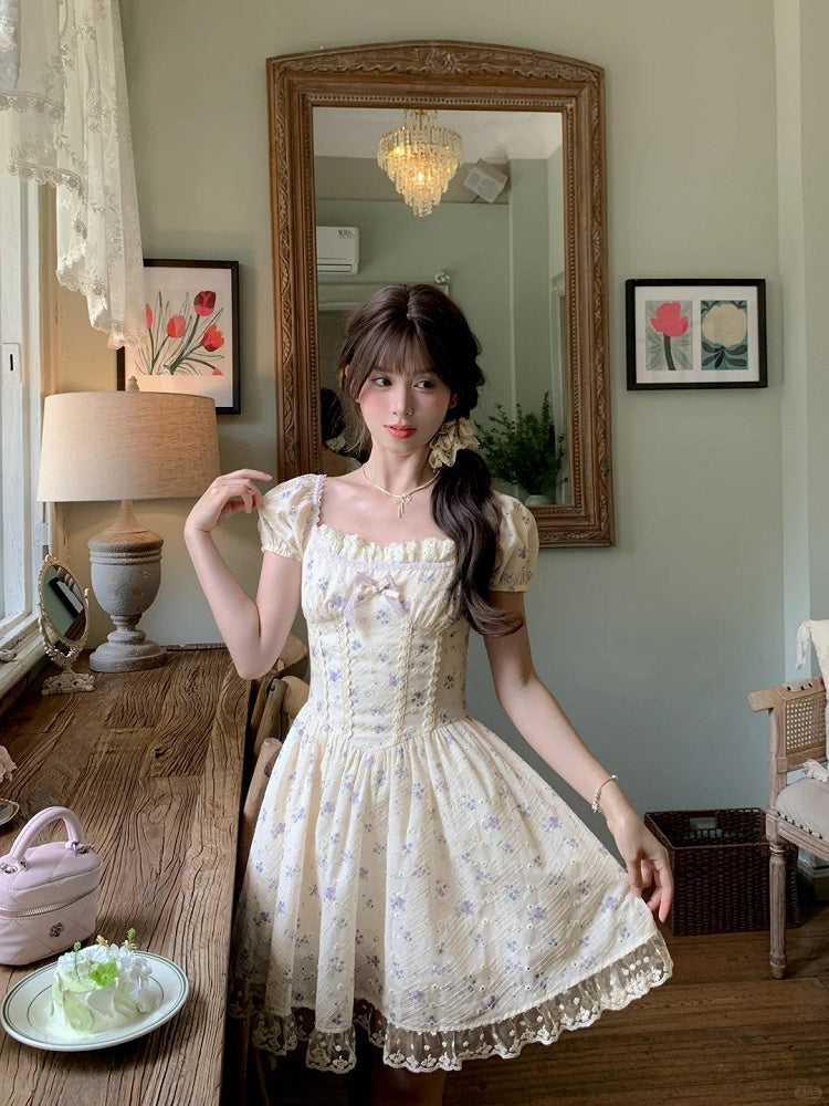 Mori Kei Blumenkleid Beige, quadratischer Ausschnitt und kurze Puffärmel