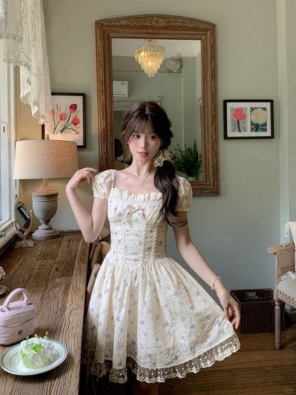 Mori Kei Blumenkleid Beige, quadratischer Ausschnitt und kurze Puffärmel