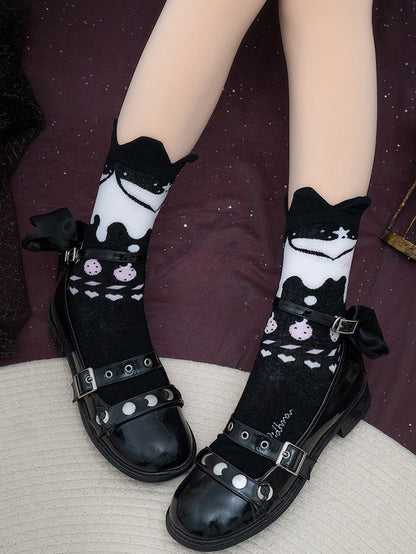 Schwarze Wadensocken mit Herz-Erdbeer-Print und Rüschenbündchen