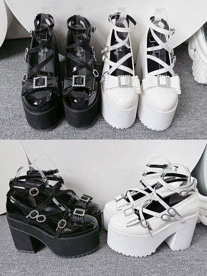 Polierte schwarze Plateauschuhe im Jirai Kei-Stil mit Strass und Schleife im Landmine-Stil