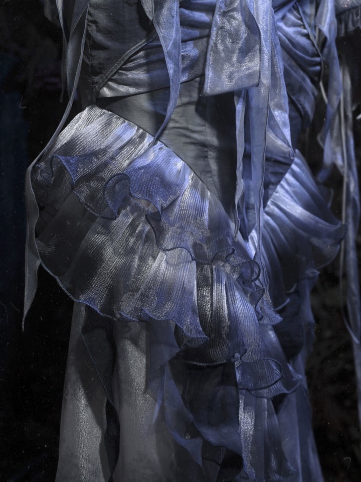 Staubblauer Rüschenvolant-Knierock „Corpse Bride“ im Gothic-Stil