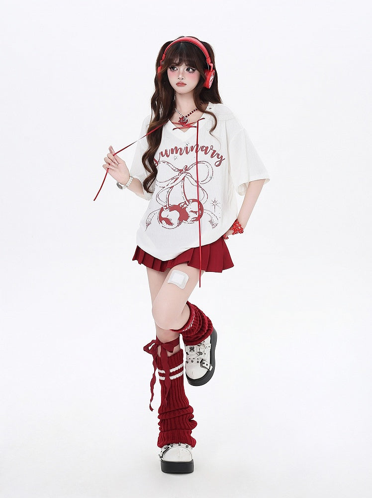 Print T-Shirt mit V-Ausschnitt Schnürung am Ausschnitt Schwarz/Weiß Kirschdetail