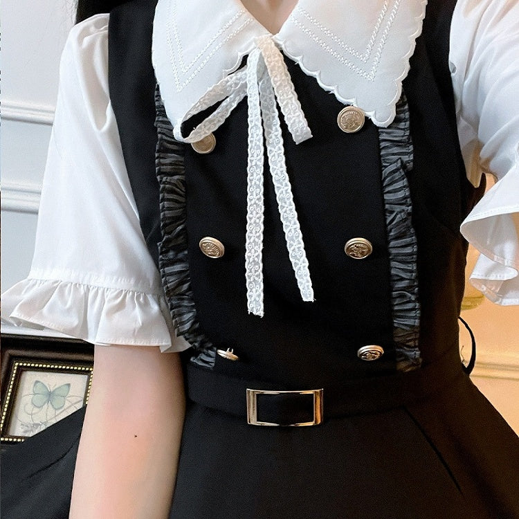 Ensemble chemisier blanc à manches courtes, robe rayée rouge foncé et noire avec nœud papillon