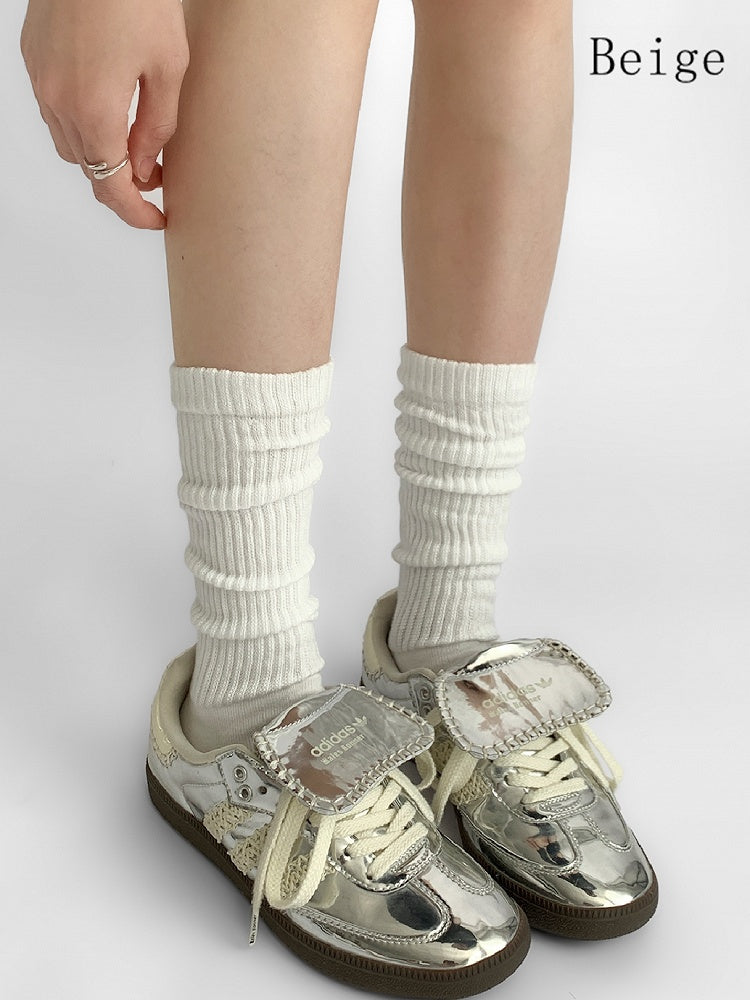 Gestrickte Kalbssocken in Weiß/Beige