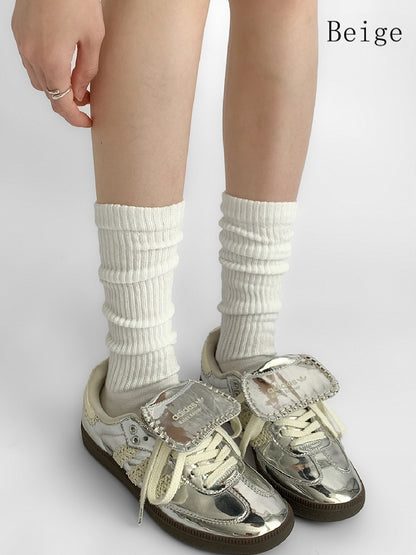 Gestrickte Kalbssocken in Weiß/Beige