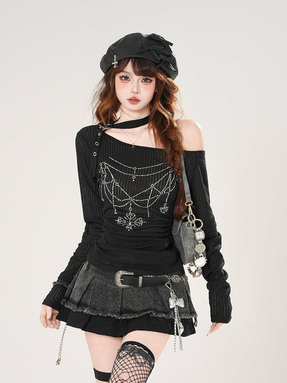 ホワイト/ブラックのアシンメトリーネックライン、ラインストーンディテール、バックル