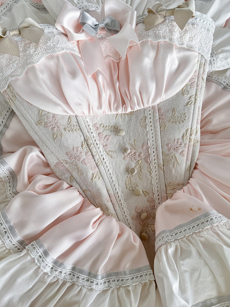 ホワイトとピンクのスイートメイドエプロン＋バスクウエストティアードフリルヘムストラップレスパフィードレス