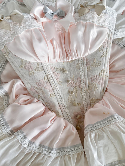 ホワイトとピンクのスイートメイドエプロン＋バスクウエストティアードフリルヘムストラップレスパフィードレス