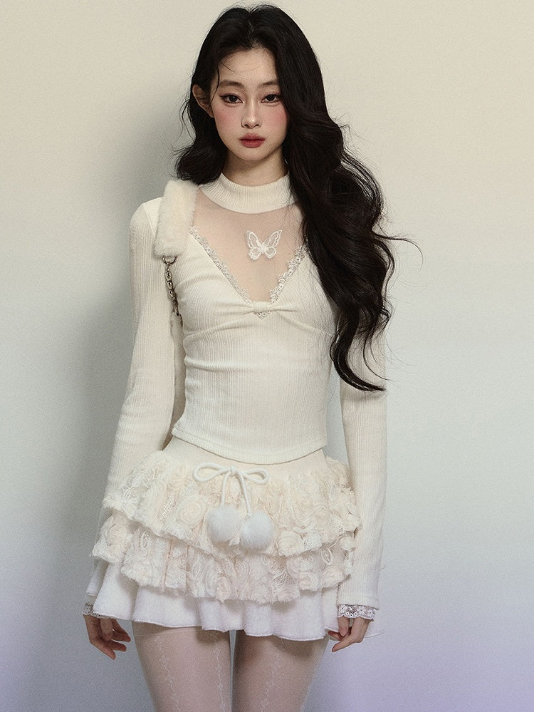 Weißes, eng anliegendes Langarm-Top mit Illusionsausschnitt und Schmetterlingsakzenten