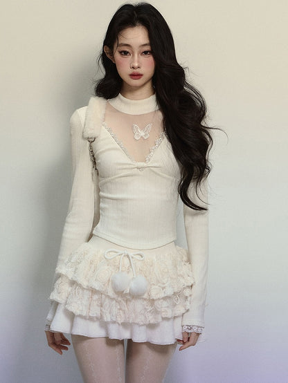 Weißes, eng anliegendes Langarm-Top mit Illusionsausschnitt und Schmetterlingsakzenten