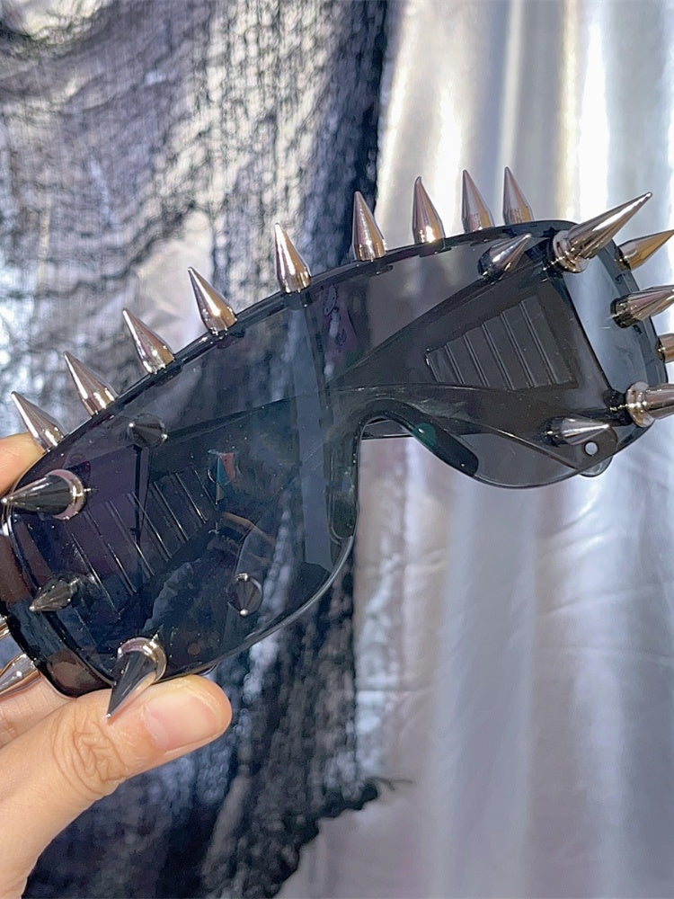 ダーク/ホワイト/グリーン/イエローのスタッドディテールサイバーパンクサングラス