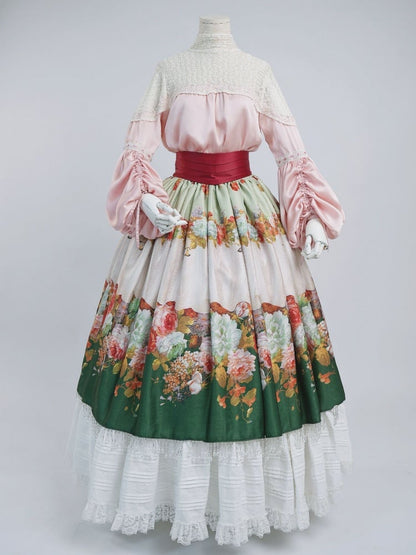 Pinke Poet-Bluse, grüner Rock mit Kristallquaste und Blumenmuster