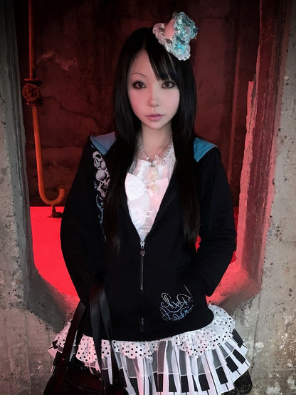 帽子の蝶結びで飾られたミニホワイトグリーン