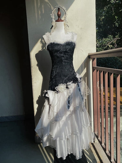 Klassisches Lolita-Kleid mit Lagen-Tüll und Jacquard-Oberteil und schmalem Saum, Schwarz/Weiß, geblümt