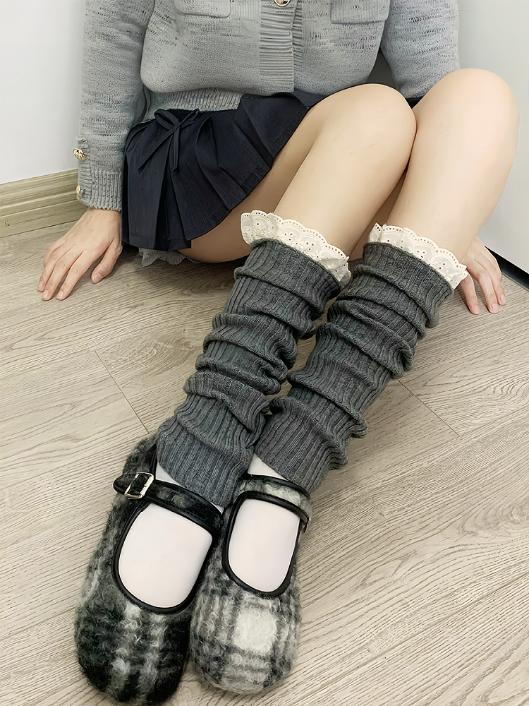 Kaffeesüße, gestrickte Beinwärmer mit Spitzenbesatz