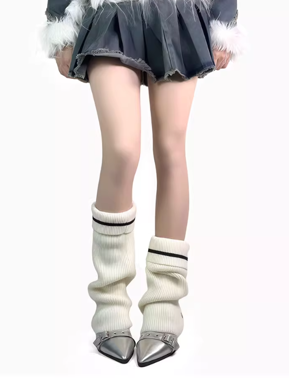 Gestrickte Beinwärmer mit Knopfumschlag