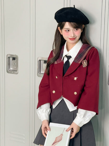 レッドチェックの襟、ゴールドトーンのボタン、クロップド丈のブレイザー