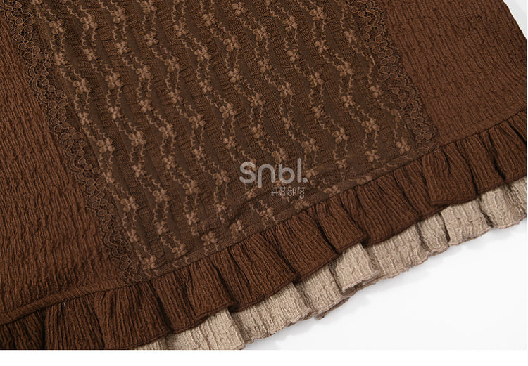 Braunes Oberteil mit Rüschenausschnitt und langen Ärmeln und Rüschensaum