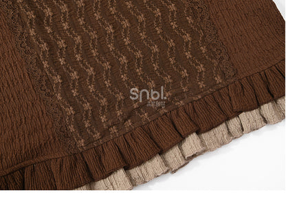 Braunes Oberteil mit Rüschenausschnitt und langen Ärmeln und Rüschensaum