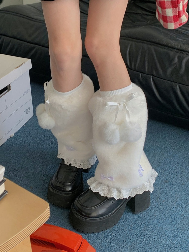 ホワイトのスイートな蝶結びレーストリムのプラッシュレッグウォーマー（ポンポン付き）