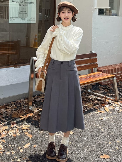 ホワイトのフリルネックラインブラウス