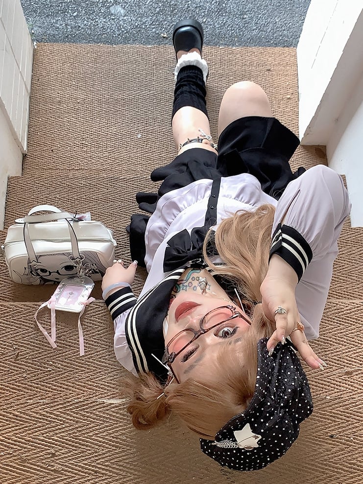 Stufenrock Lila + Schwarze Bluse mit Matrosenkragen und Ärmeln – Uniform Bishop Plus Size JK