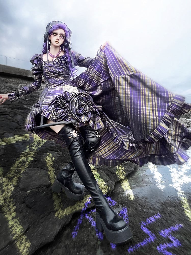 Mattschwarze Gothic Overknee-Stiefel in Herzform mit Cut-Out-Detail