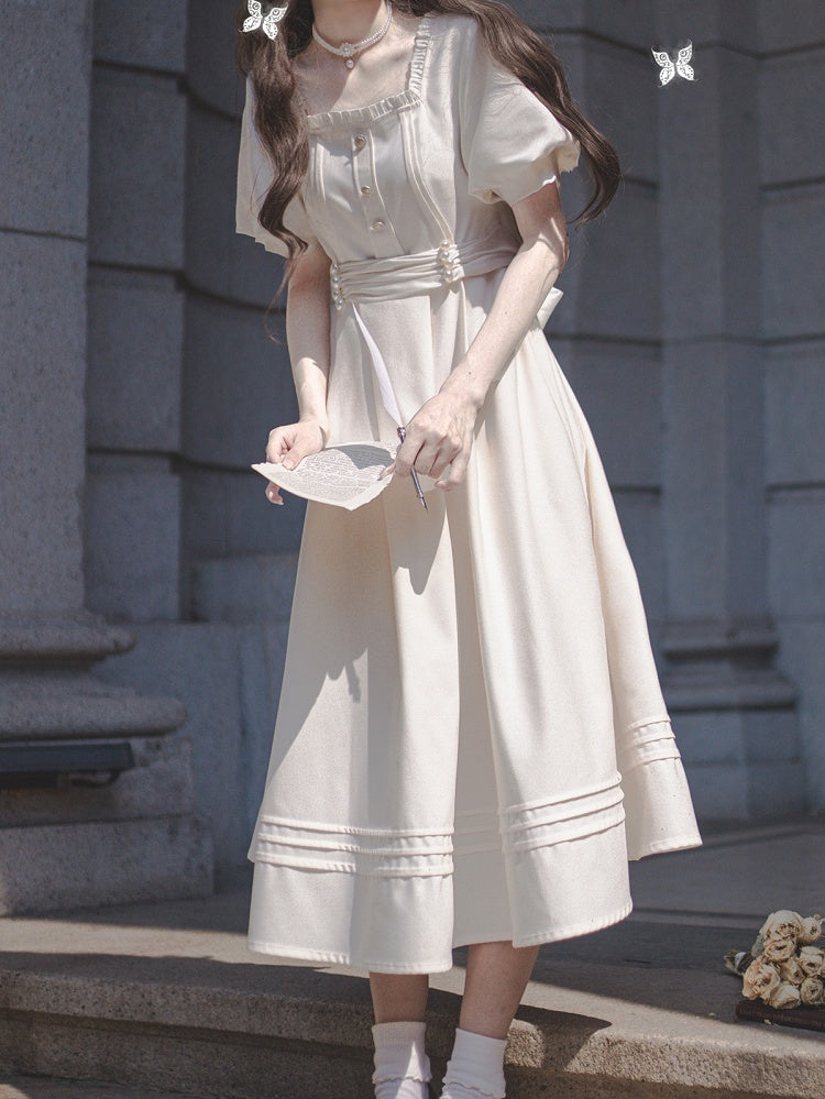 Elegantes Kleid mit Ausschnitt und quadratischem Vintage-Apricot mit kurzen Puffärmeln