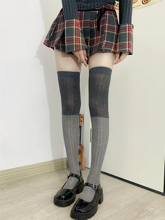 ライトグレー＆ダークグレーのオーバーニーストッキング