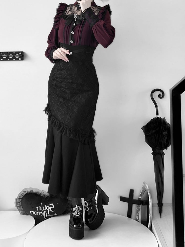 ワインレッドのイリュージョンネックライン、プリーツディテール、蝶ネクタイ付きジライケイブラウス