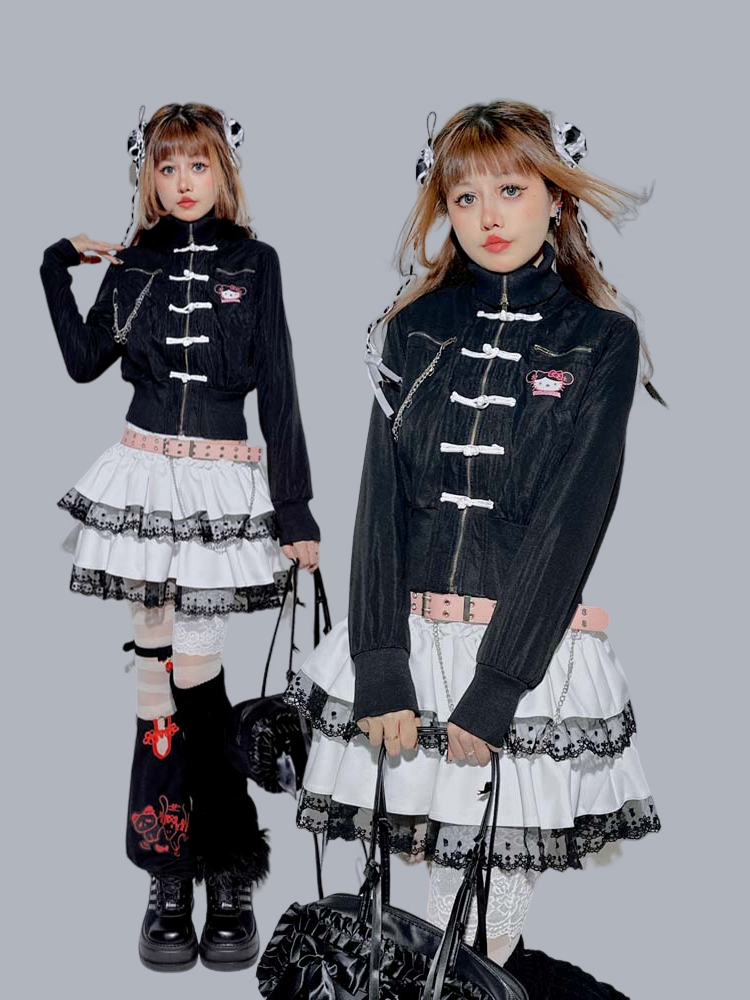 Schwarzes Kitten-Top mit hohem Halsausschnitt und Ketten- und Nadeldetail