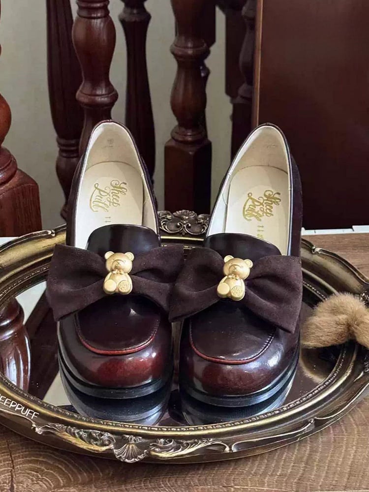 トップローファーベアレッドボウワインで飾られました