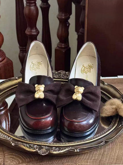 トップローファーベアレッドボウワインで飾られました