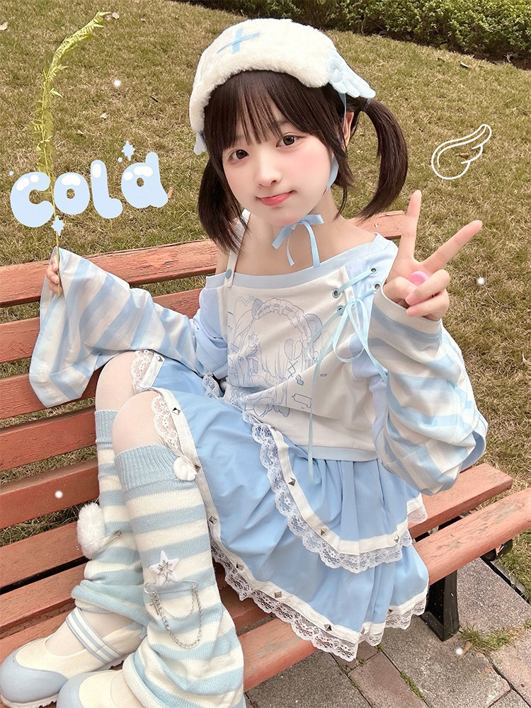 Blau-weißes Top mit asymmetrischem Ausschnitt und gestreiften Glockenärmeln