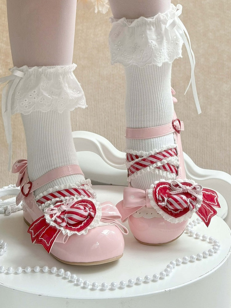 Janes Mary – Schuh mit kreuz und quer verlaufenden Clip-Riemen und Herzmotiv, tiefrot, gerüschte Spitze, rosa Design, süße runde Zehenpartie mit Schleifendetails