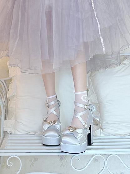 Staubige Riemen, herzverzierte, hohe, blaue Crisscross-Heels mit süßem Schleifenblock – Lolita-Oberteil