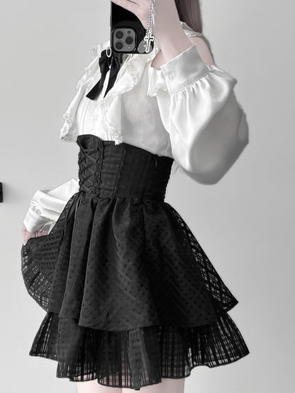 Jirai Kei-Set – Weiße Bluse mit Rüschenausschnitt und ausgeschnittenen Schultern + schwarzer Stufenrock mit Schnürung + große Schleife