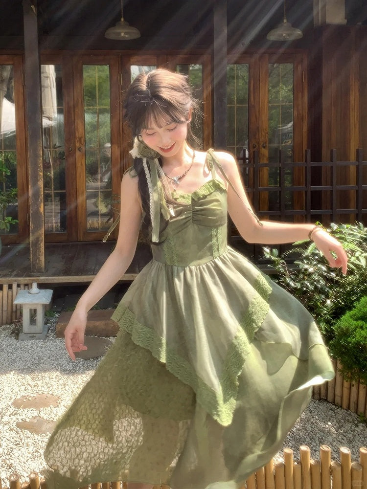 Mori Kei Camisole mit selbstbindenden Trägern und grünem Taschentuchsaum an den Kleiderschultern