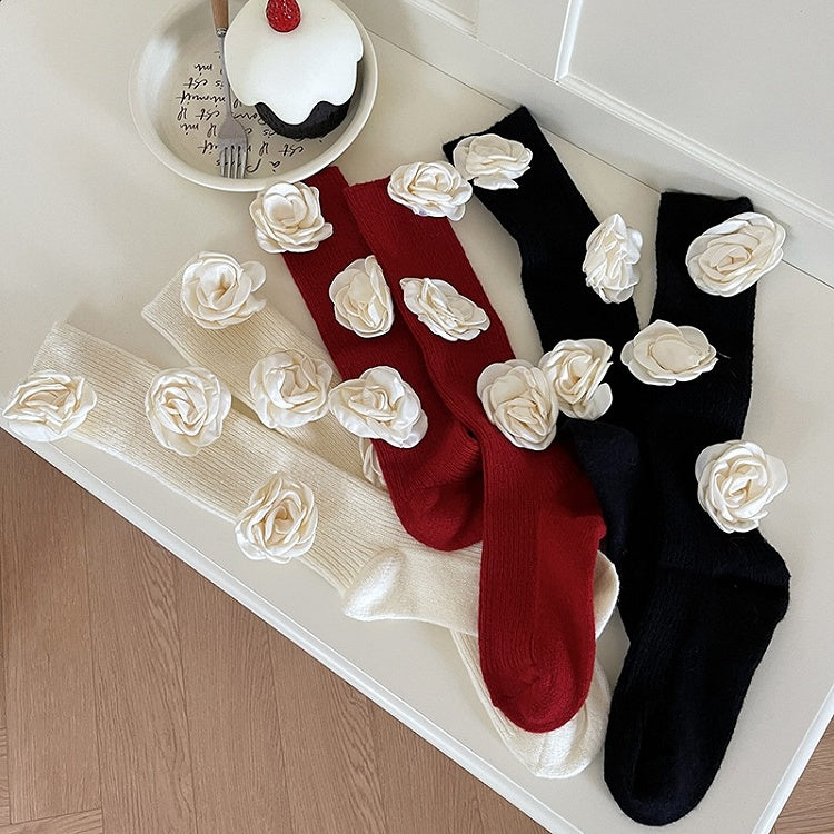 白い椿の花が咲いた赤いスイートカーフソックス