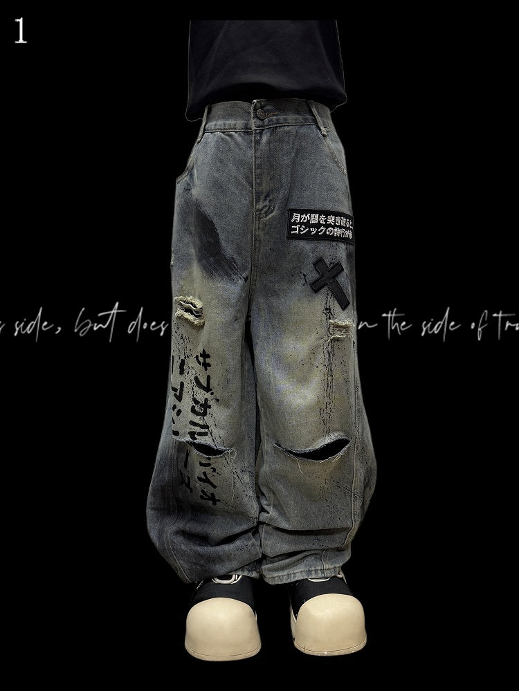 アップリケとブルーのカットディテール、クロス、ダメージ加工の穴、レタードのワイドレッグジーンズ