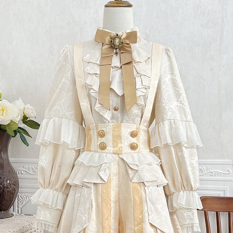 Champagnerfarbenes Ouji Lolita-Prinz-Outfit mit Rüschenausschnitt, langärmligem Hemd, gestreiften Overall-Shorts